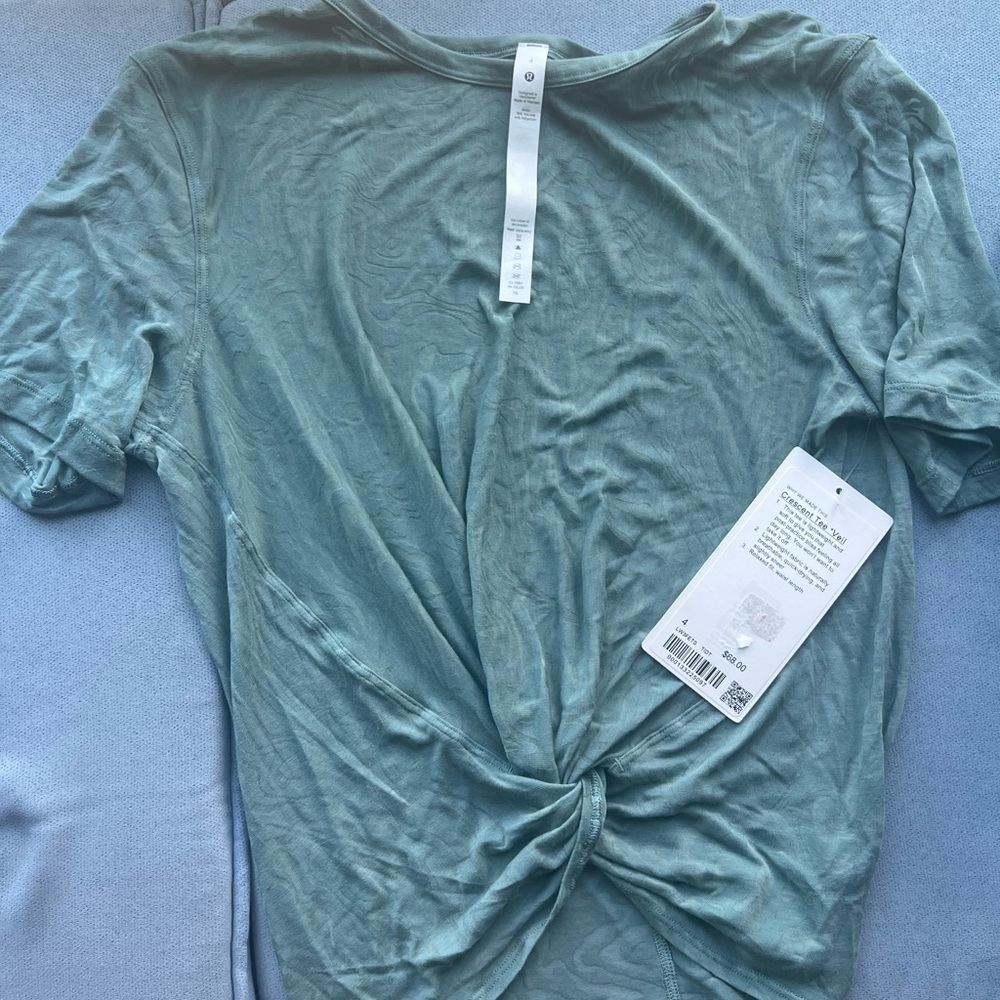 lululemon crescent tee *veil size 4